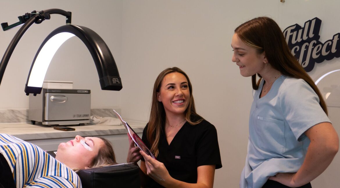 Dois dermatologistas consultam com um paciente em uma clínica moderna